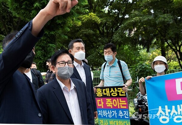 박강수 마포구청장 당선인이 박세권 상인회장의  설명을 경청하고있다.   사진/유우상 기자